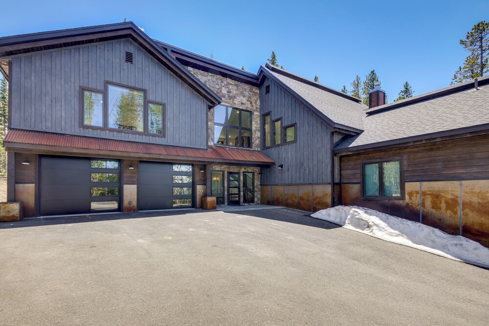 2 Mi to Big Sky Resort: Luxe Mtn-view Retreat!