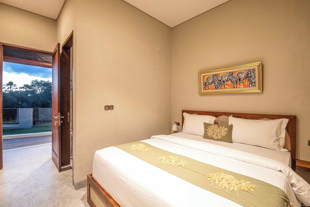 Luxury 5-bedroom Canggu Beach Villa With Scenic Ri