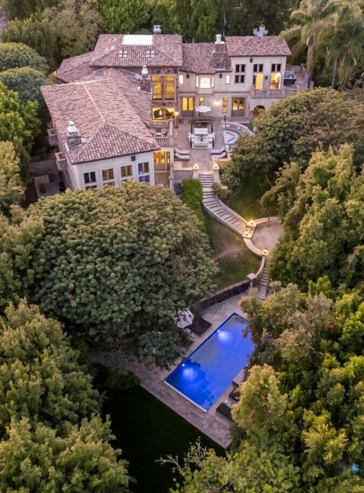 Carolwood - Modern Tuscan Villa With Rolling Lawns and Loggia in Holmby Hills