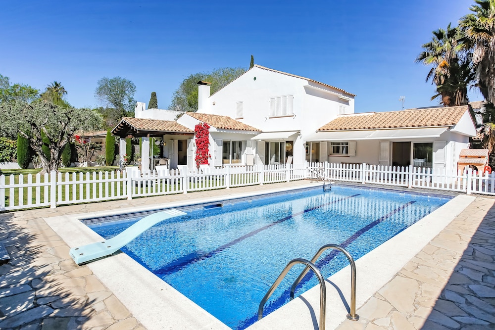 Just 10 Minutes From Sitges, House With Private Garden and Pool-
