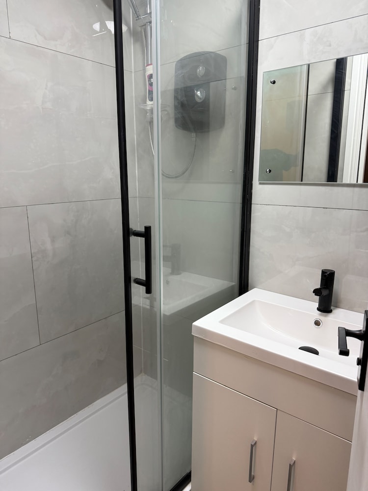 1 Bed Flat - Sleeps 2 - Parking - Wifi