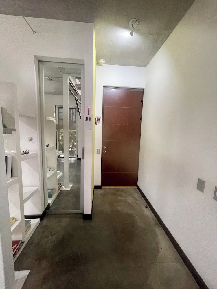 Beautiful Spacious Loft 2 Bedrooms 2 Full Baths 2 car Garage in Downtown