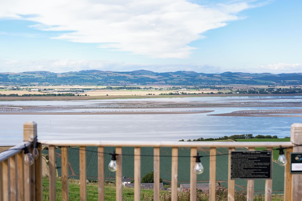 Luxurious Snug With Hottub Which Sleeps-2 in Fife