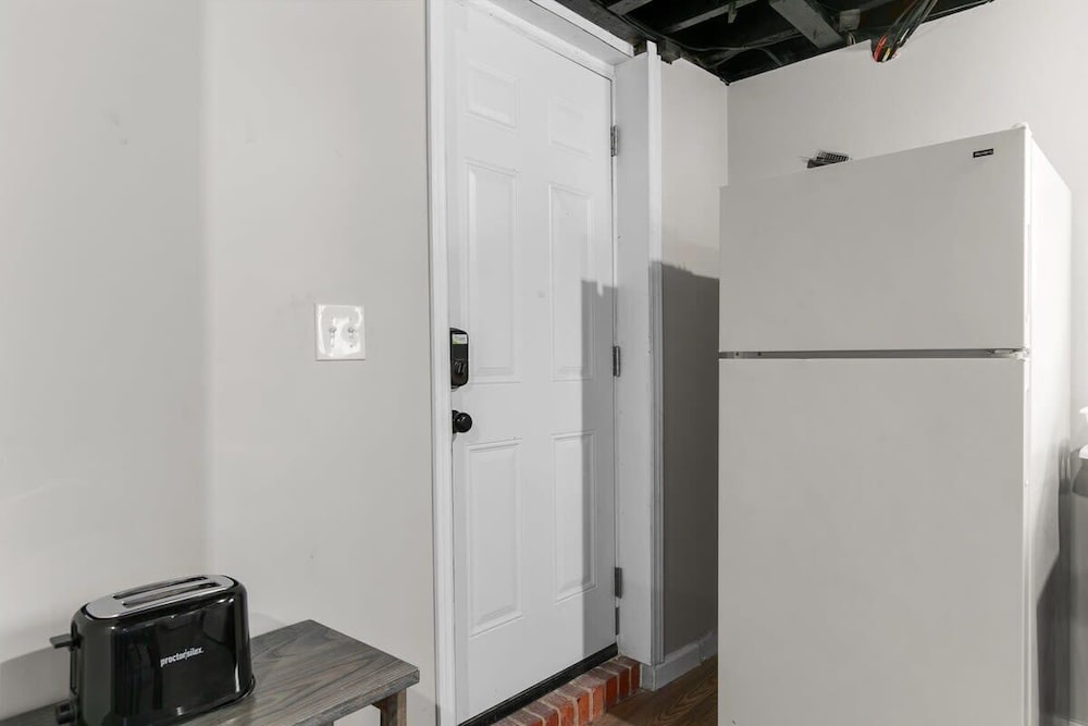 Broadmoor Bungalow - Unit B