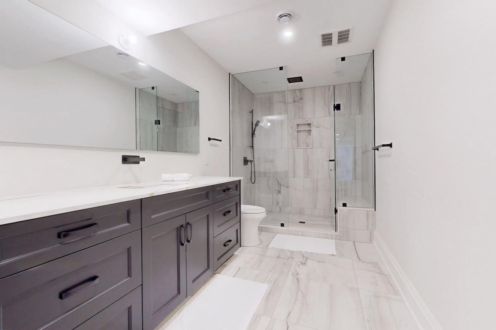 Lucky Mansion Luxury Villa in Fort Erie