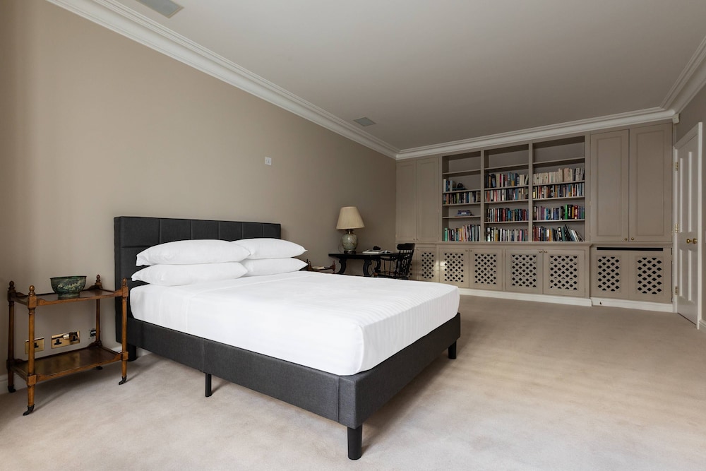 Earl's Court Square XI by Onefinestay