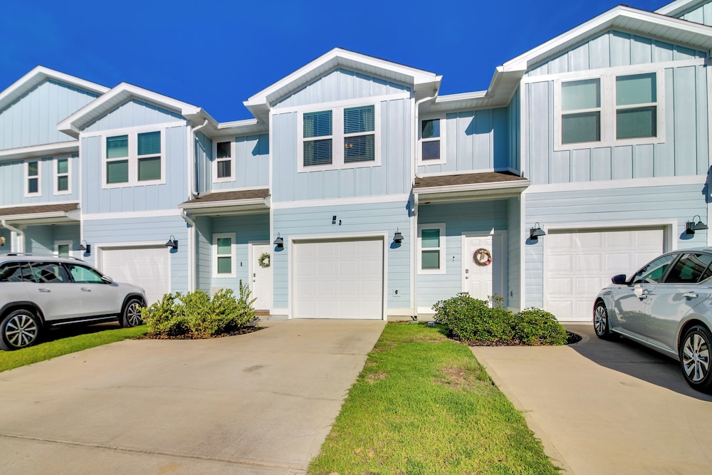 Pensacola Retreat w/ Pool Access, 20 Mi to Beach