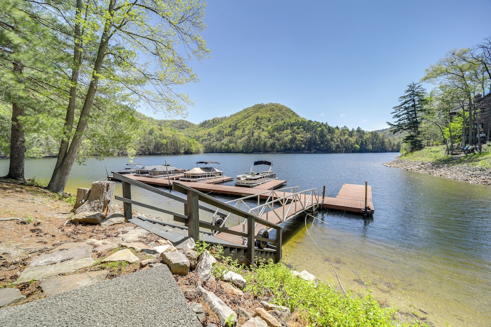 Direct Lake Access & Fire Pit: Tuckasegee Cottage!