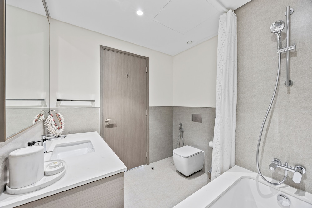 Luxury City Stay Near Mall and Pool