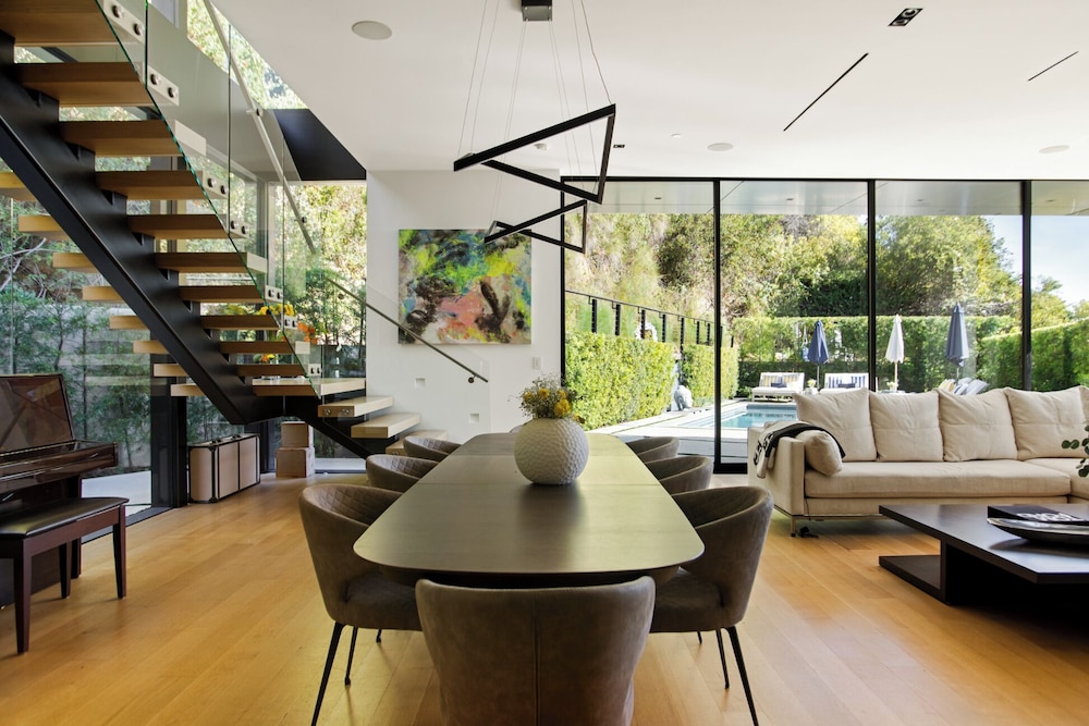 Belfast Estate - Mid-century Meets Modern - Luxe Poolside Villa