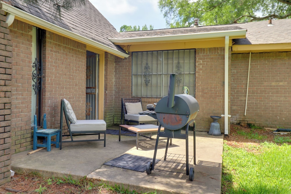 5 Mi to Bellhaven: Spacious Getaway in Jackson