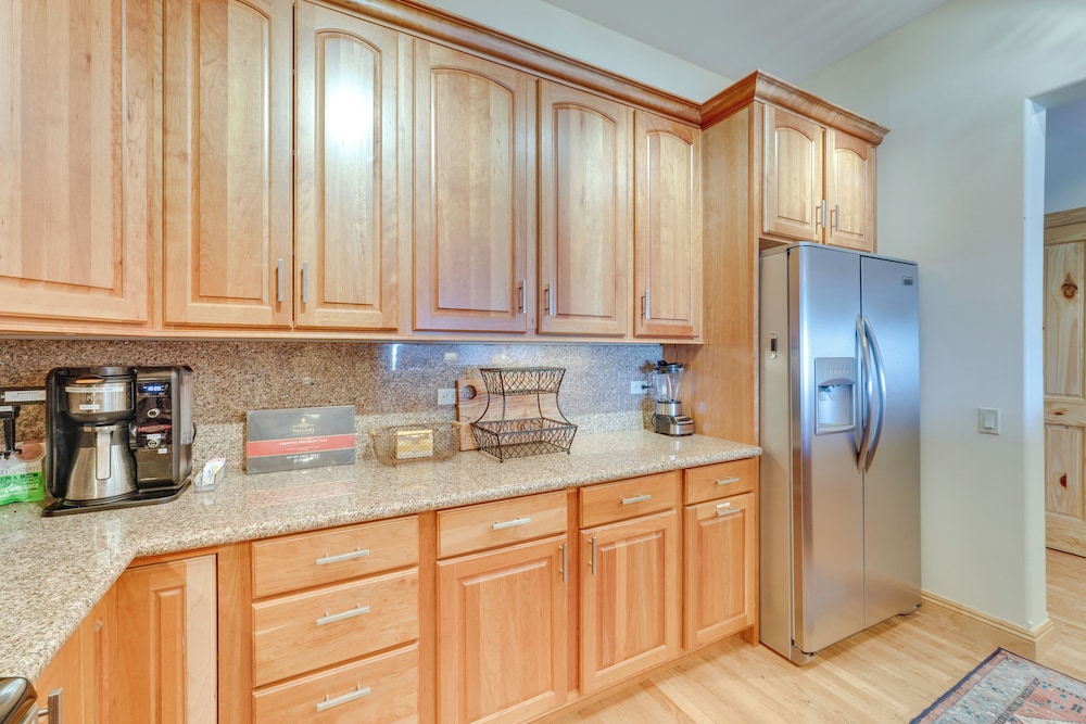 1 Mi to Skiing: Mtn-view Condo in Angel Fire!