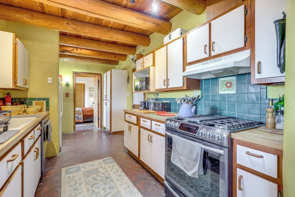 'zuri House' Eclectic Santa Fe Rental w/ Hot Tub view 4