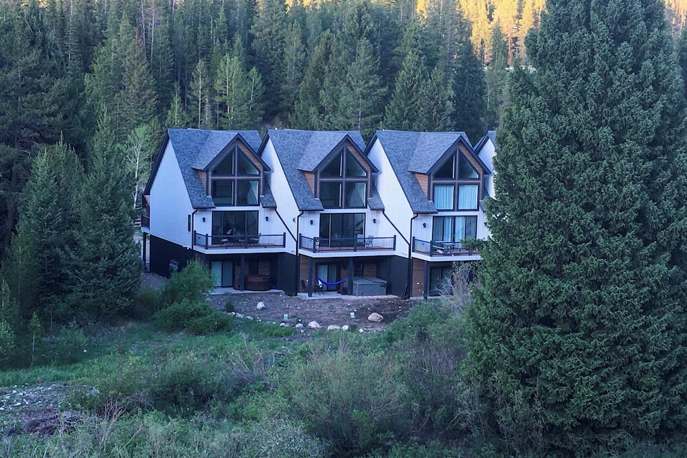 Ski-in/ski-out Gemini Lift Access! Home w/ Hot Tub