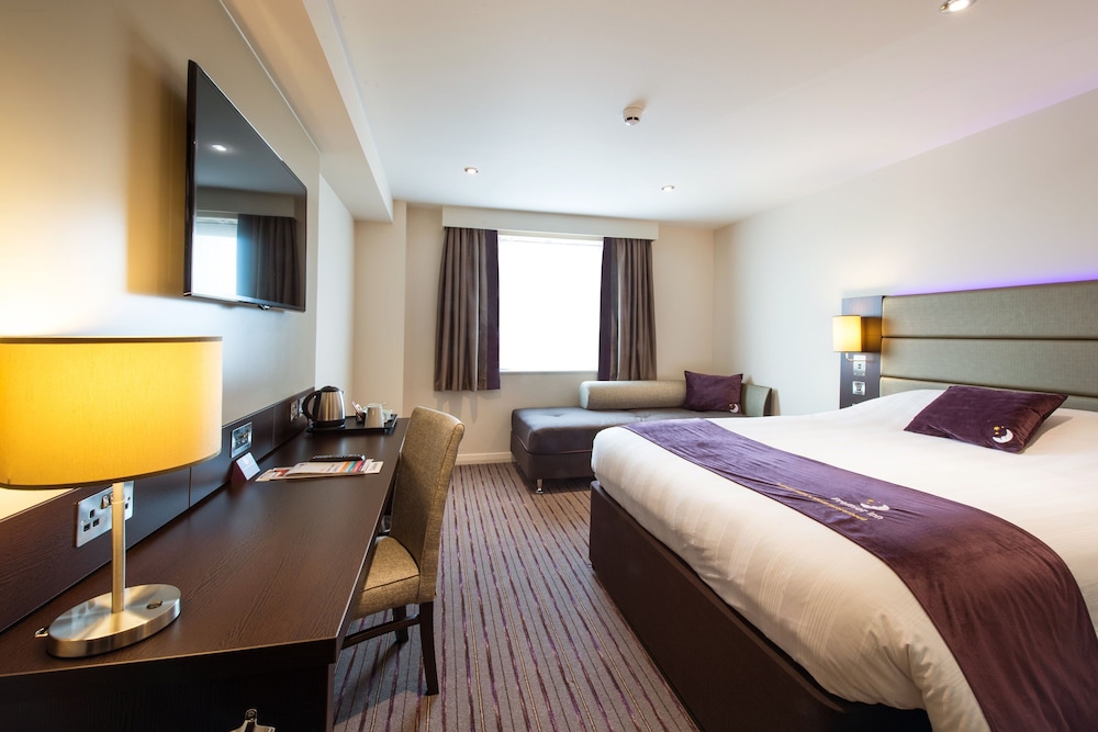 Premier Inn Farnborough Town Centre 2