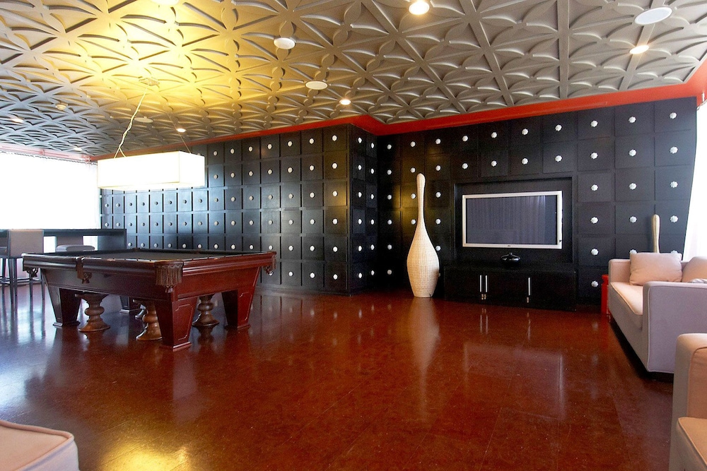 WhiteHall Suites- Yorkville - Image 3