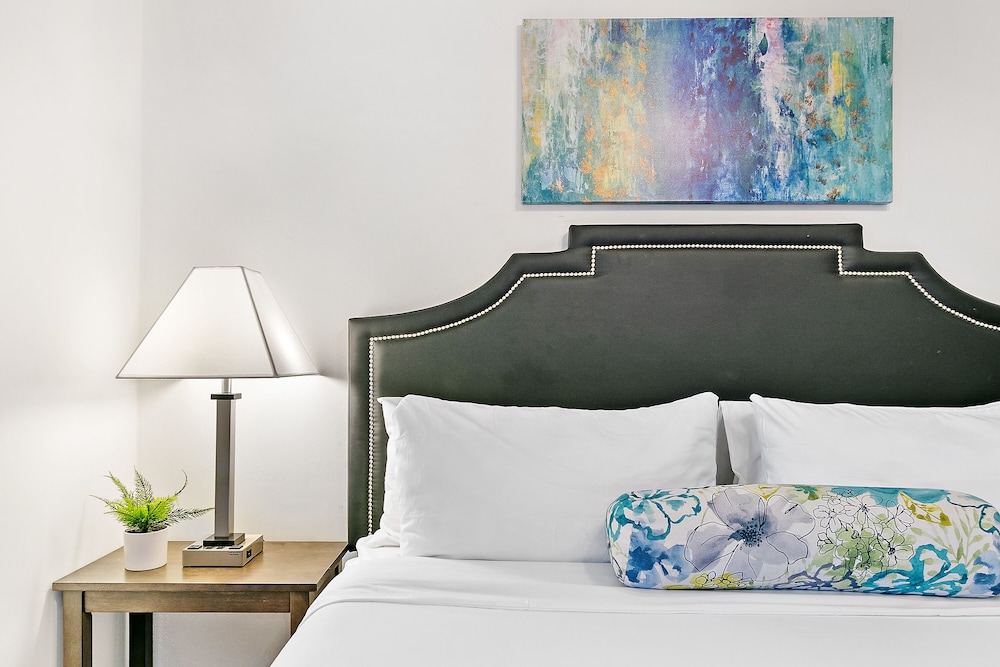 Welcoming & Trendy 1BR Apt in Larchmont - Image 1