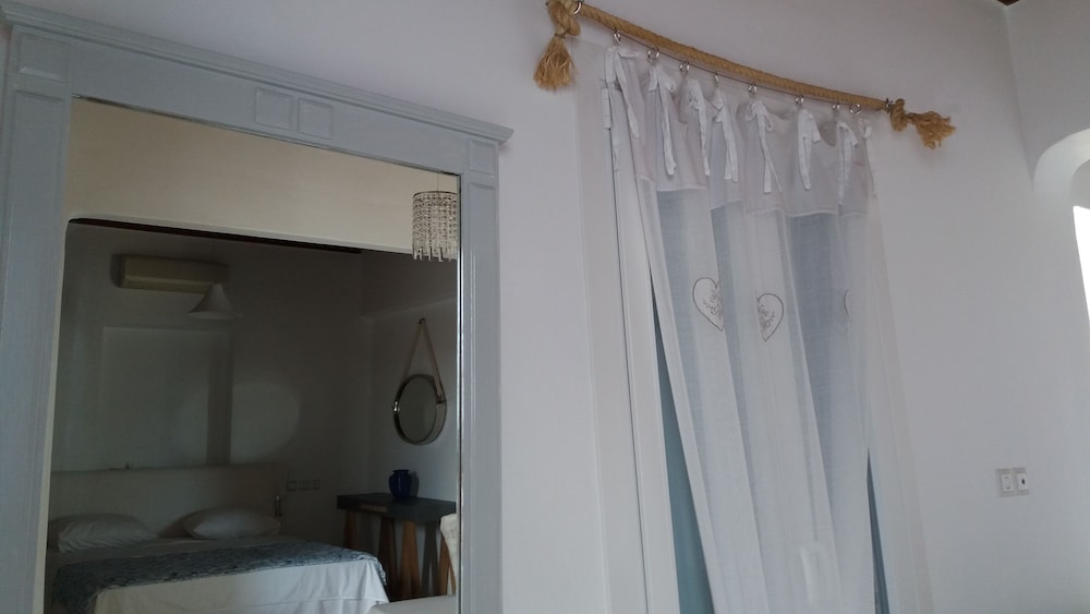 Manos Rooms