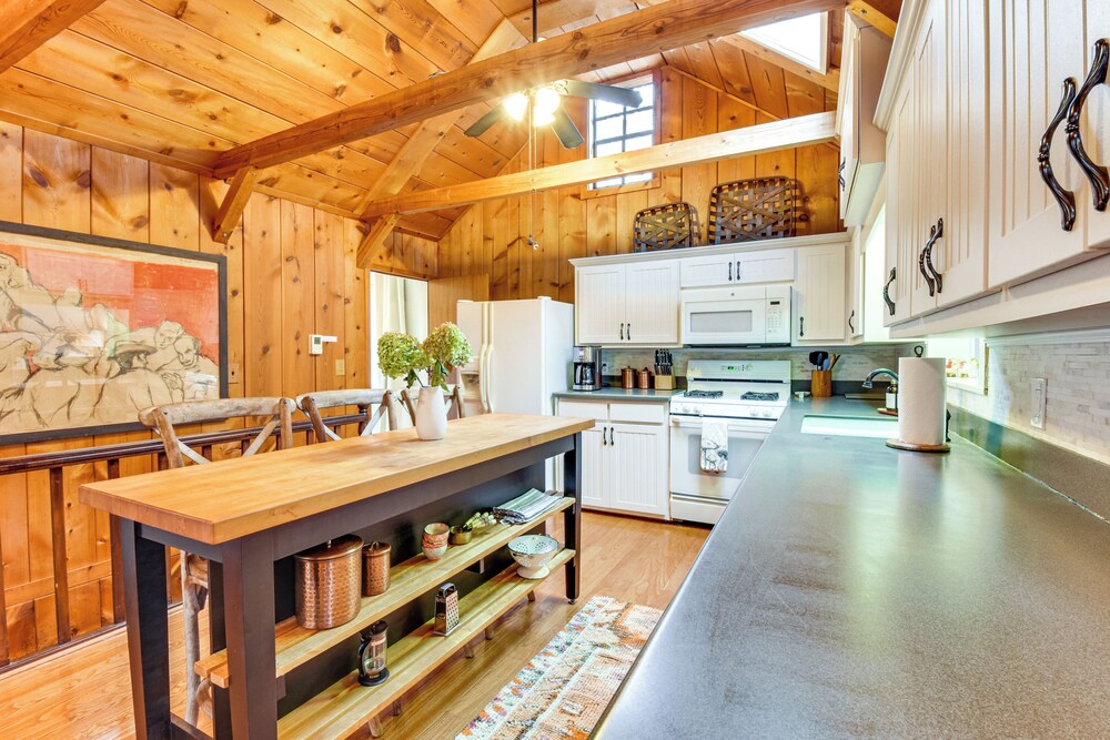 1 Mi to Beach: Lake Rabun Home w/ Carriage House
