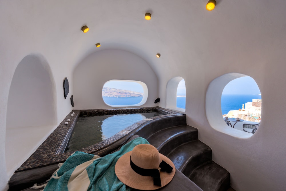 Oia Angle Cavehouse view 5