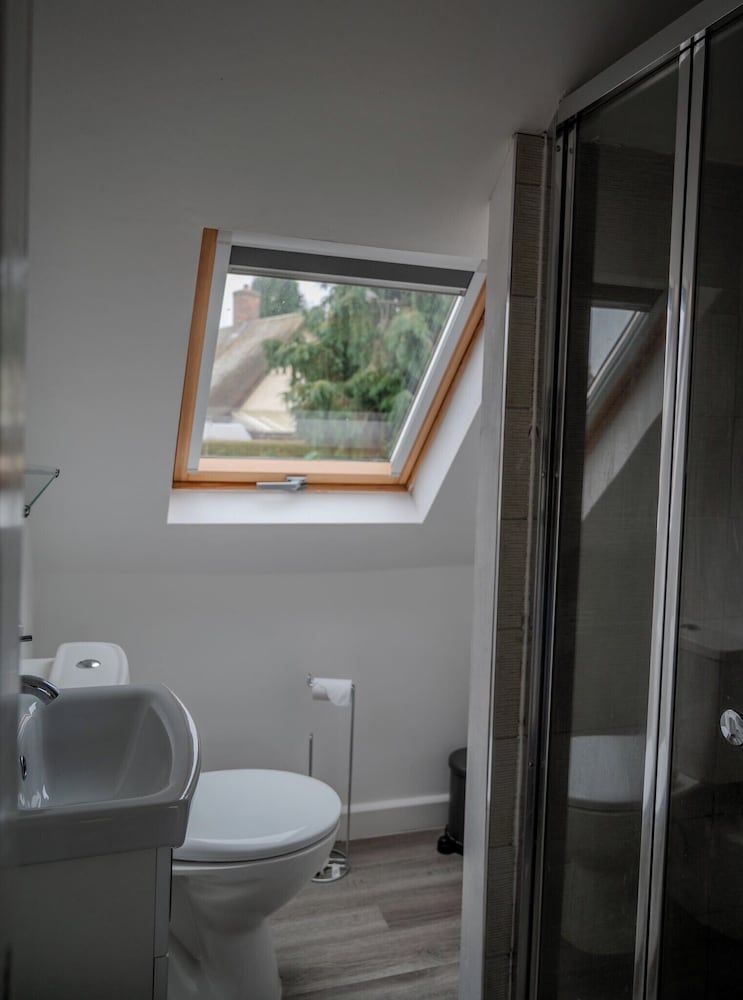 4br-sleeps8-privategarden-freeparking