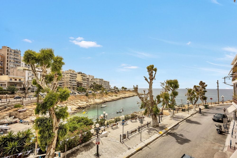Sunny Apartment Next to the sea Amazing View