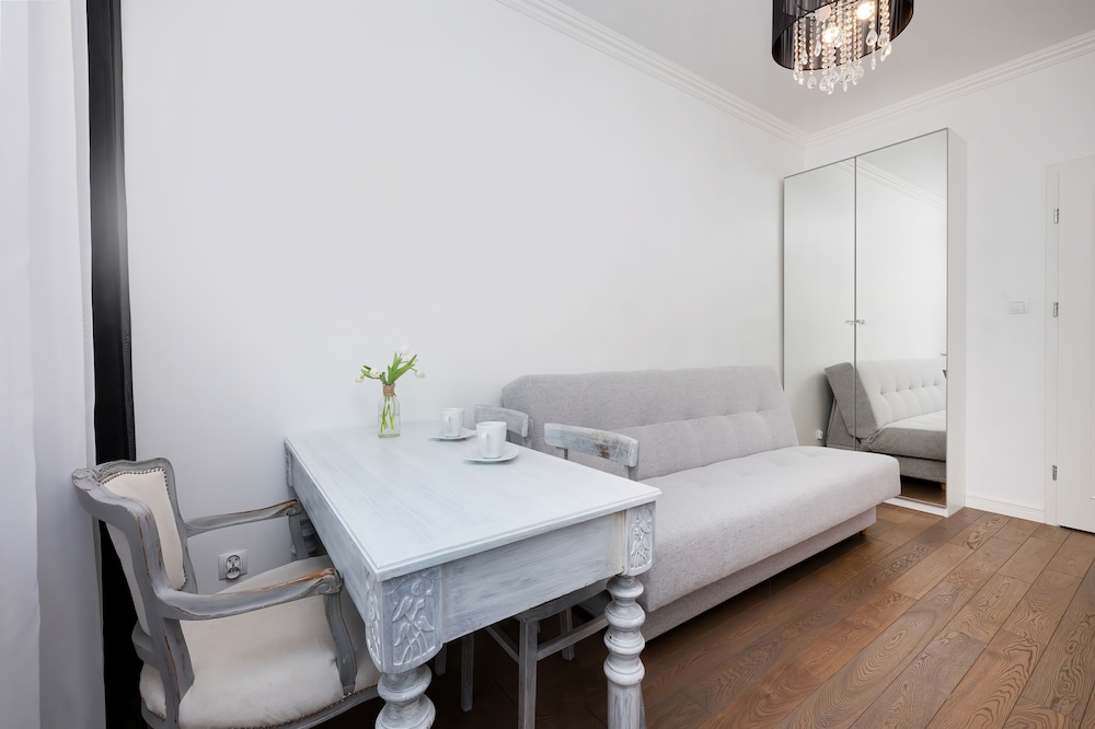 Supreme Apartment Mazowiecka by Renters view 5