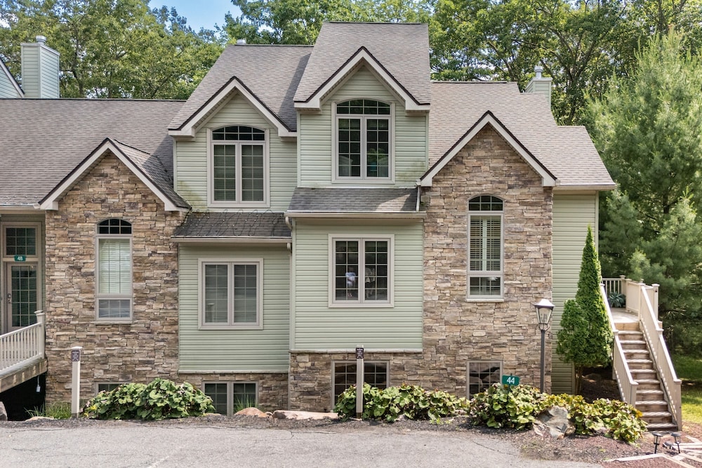 Highland Hideaway by Avantstay Group Poconos Retreat w Patio Game Room
