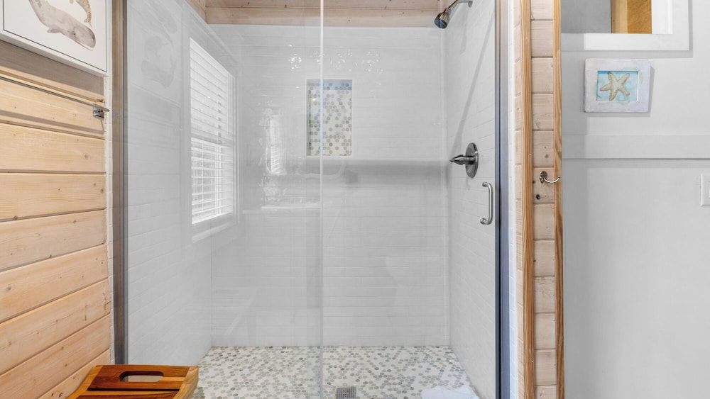 2BR Home, Private Heated Pool, 4 Bikes, Beach Access