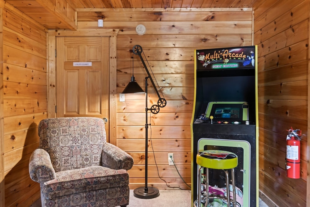 Triple Mountain View Stunning 4 BDR Cabin w/ Private Hot Tub, Game Room