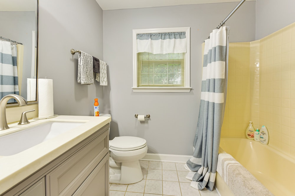 3 Mi to Historic Dtwn: Family Retreat in Beaufort!