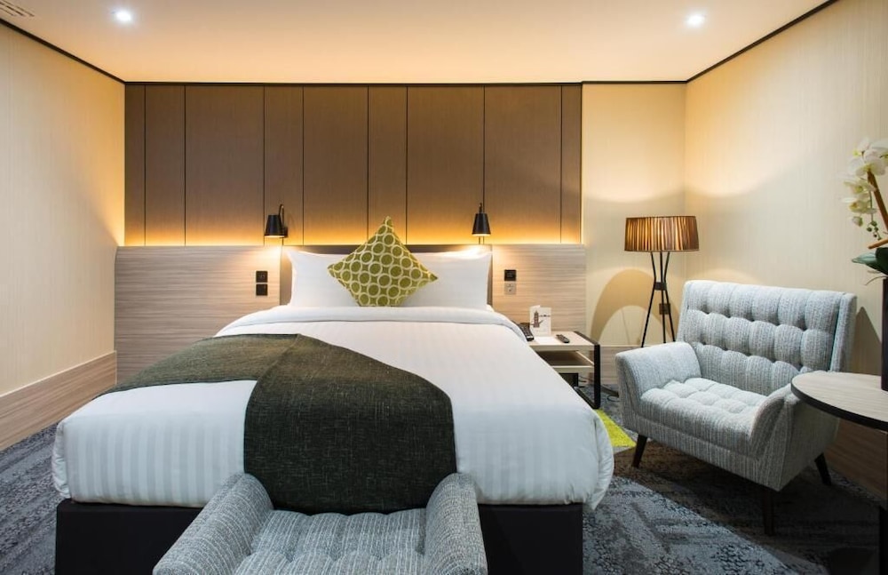 Hounslow Vacations - Aerotel London Heathrow T2  T3 - Property Image 11