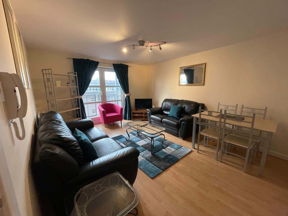 3 Bed Flat - Sleeps 6 - Parking - Wifi