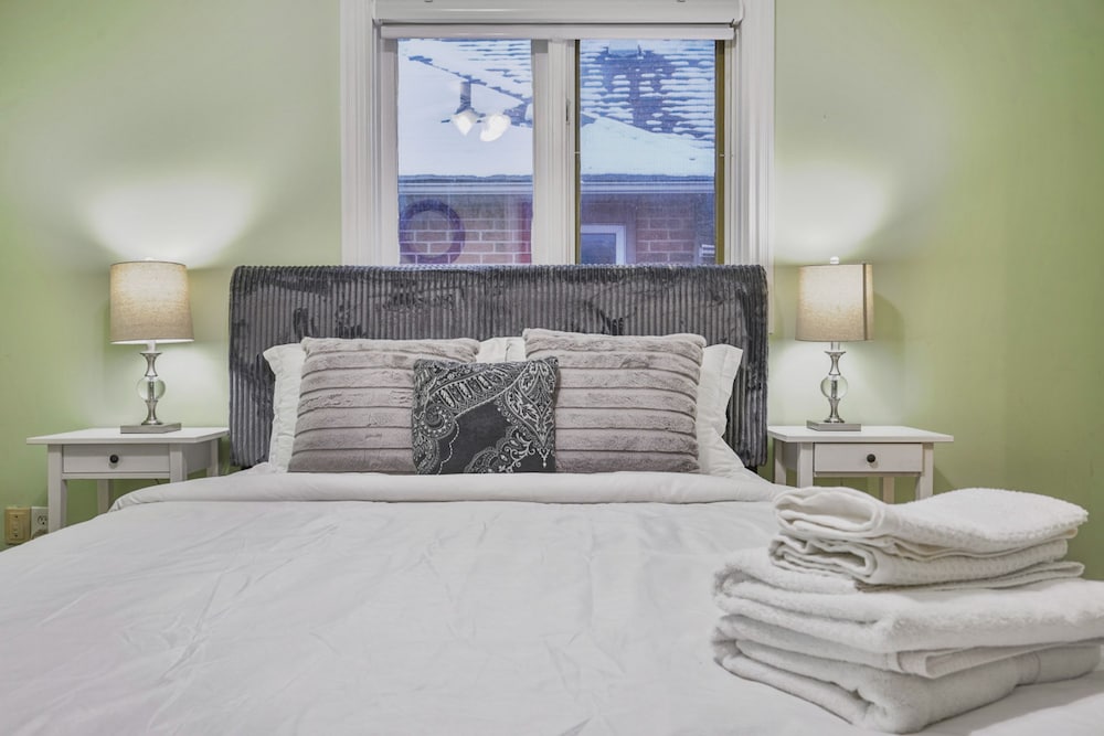 Mississauga Retreat Your Spacious 5-bedroom Home