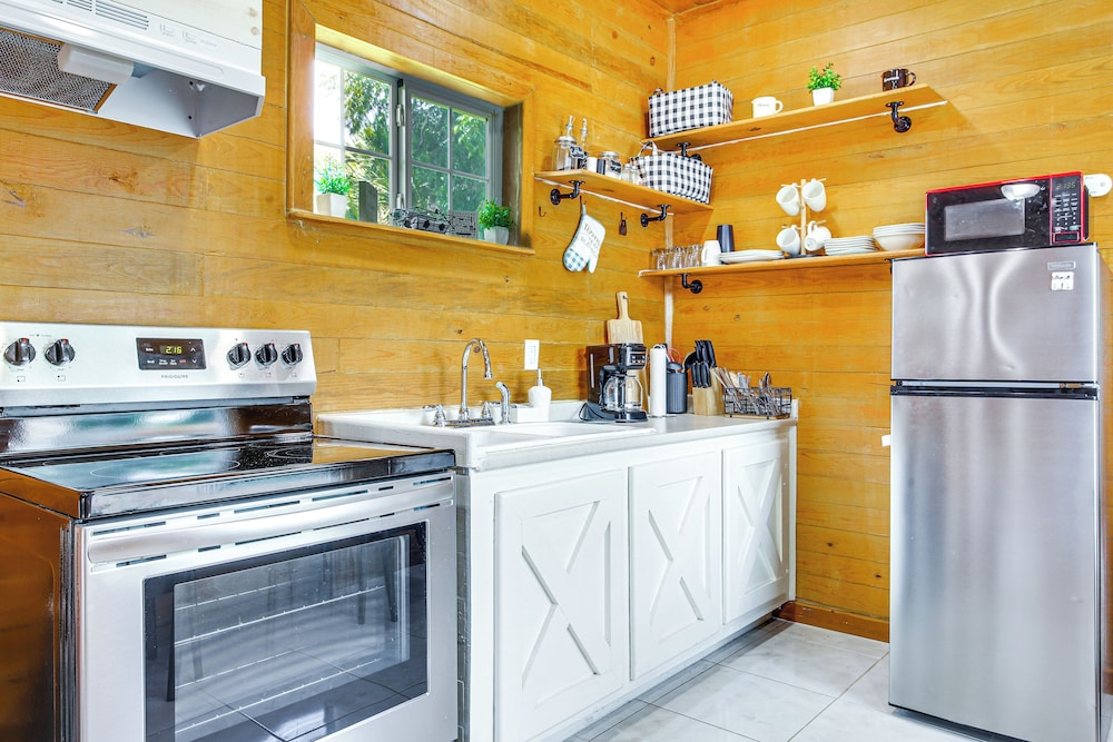 2 Mi to Family Attractions: Brownsville Cottage!