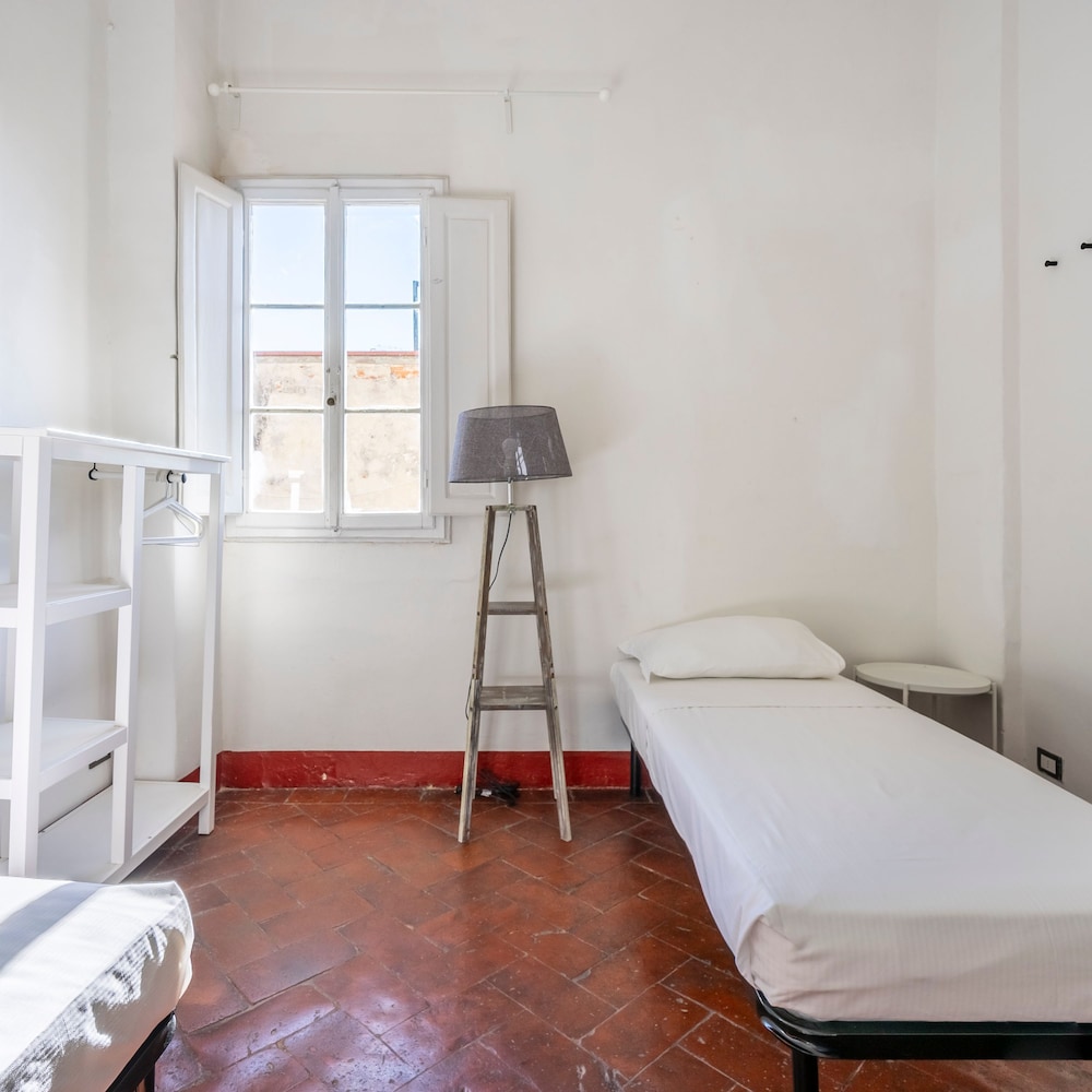 Cerchi 3 in Firenze With 2 Bedrooms and 1 Bathrooms