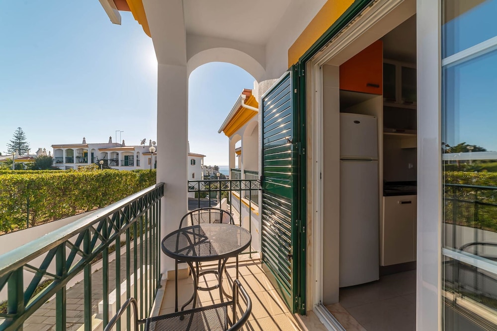 Lily Fabulous 1 BED APT With Roof Terrace Pool