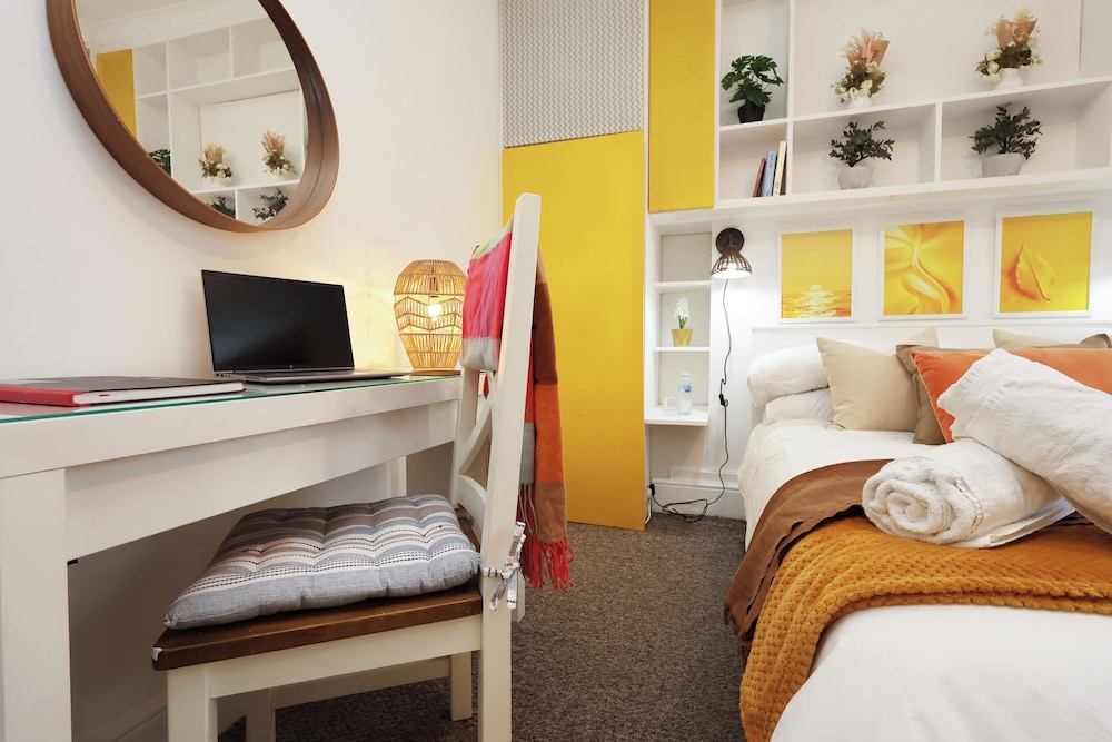 Cardiff Guesthouse & On-Street Parking