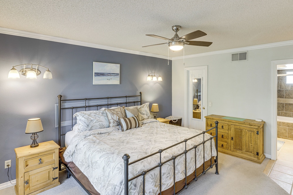 Golf & Swim: Country Club Condo in Palm Desert