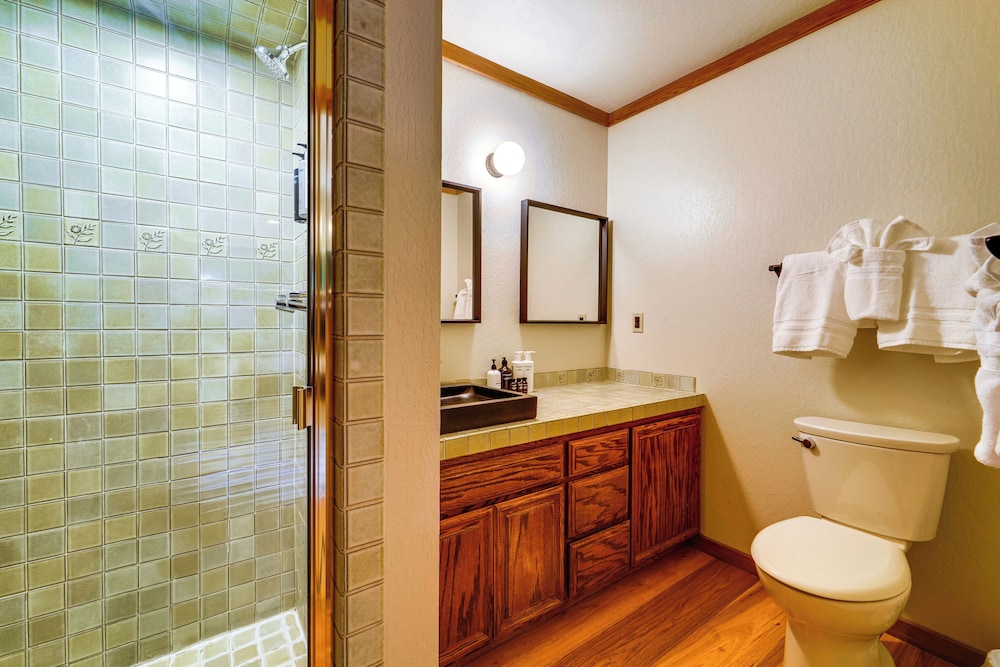 6 Mi to Ski Slopes! Family Tahoe Cabin w/ 3 Decks