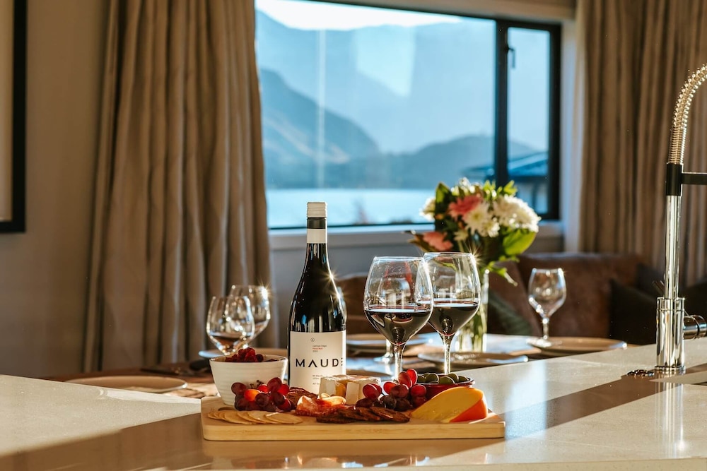 Te Moana - Lake Views - Sleeps 7
