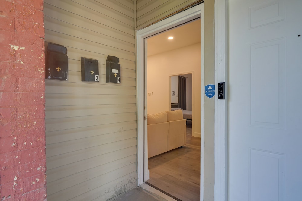 Walk to Churchill Downs: Central Louisville Home!