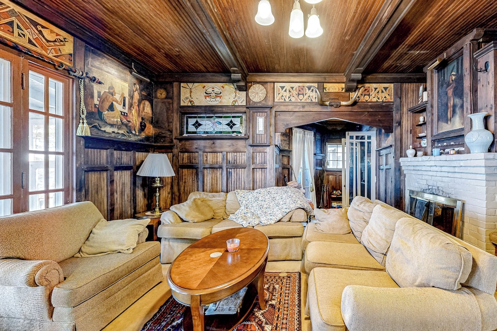 6BR Lakefront Estate w/ Private Piers & Patios