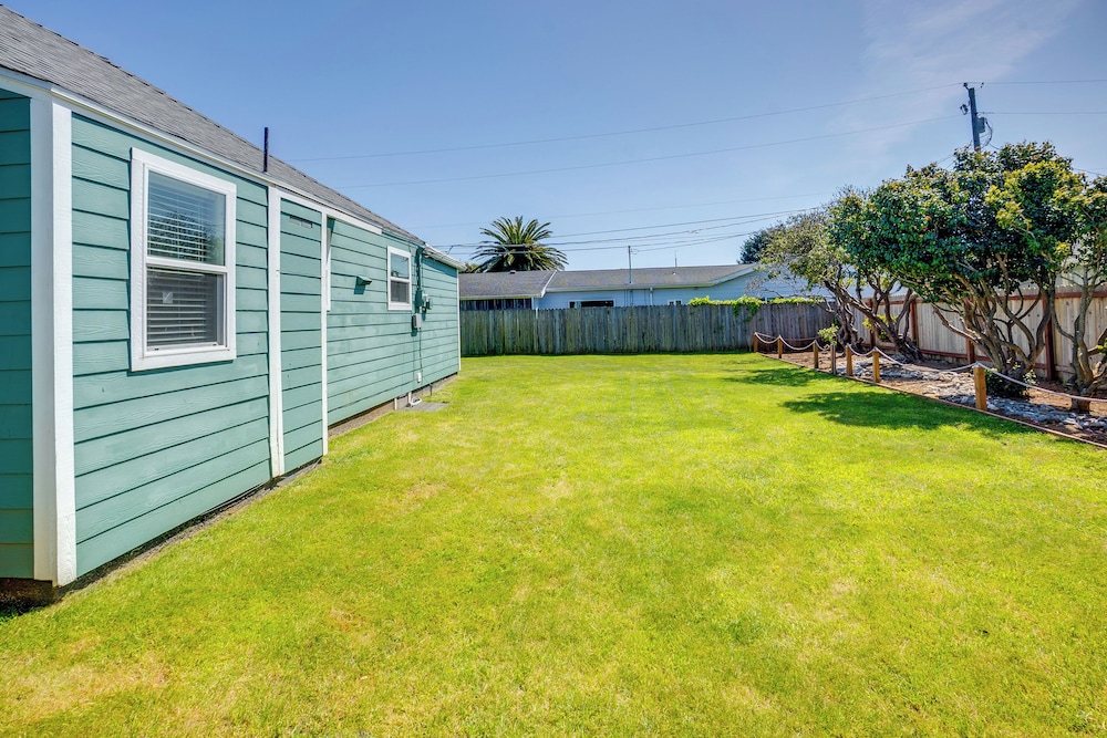 Walk to Gold Beach: Charming Cottage w/ Yard!