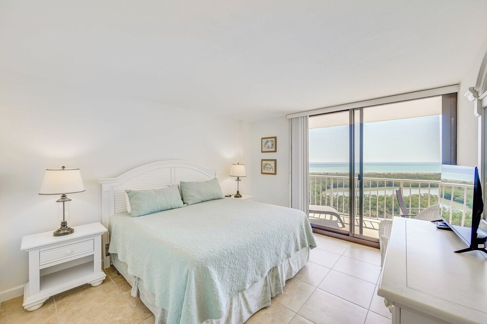 Sunset View & On Beach: Marco Island Condo