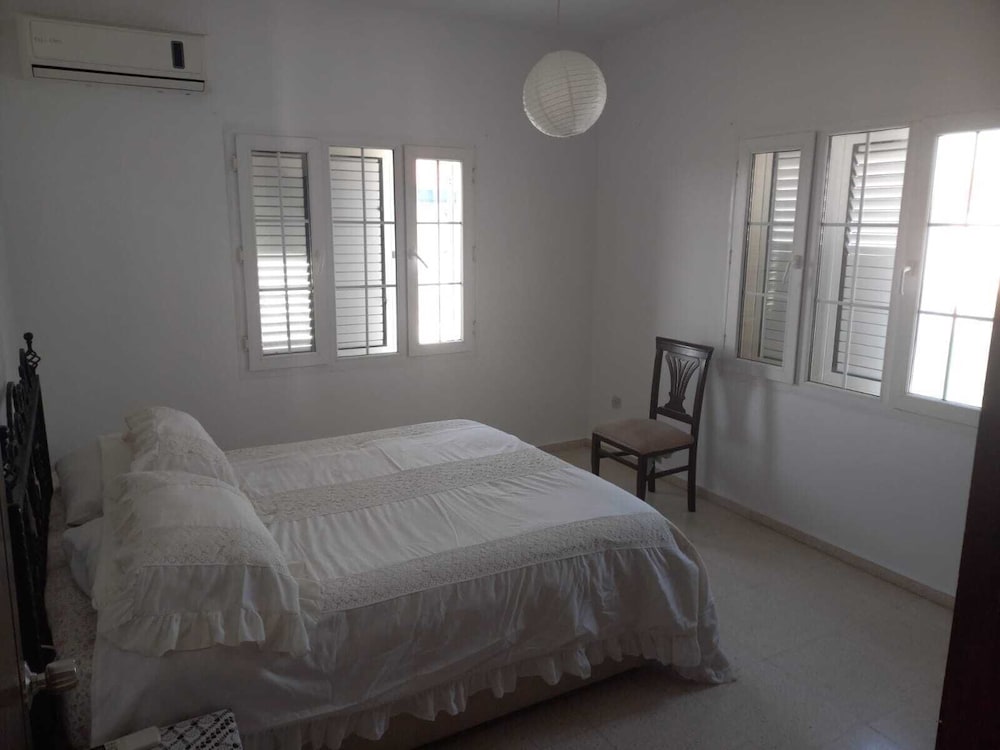 Beautiful and Large 3-bed Villa in Lapta, Cyprus view 5