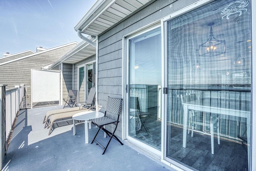 Harbour Island 402m 2 Bedroom Condo