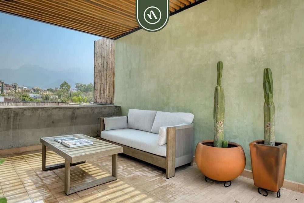 Luxury 3 BR House in Downtown - AC - Peaceful
