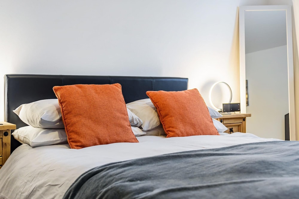 Stylish 2 Bedroom Apartment Central Exeter Parking on Site view 3