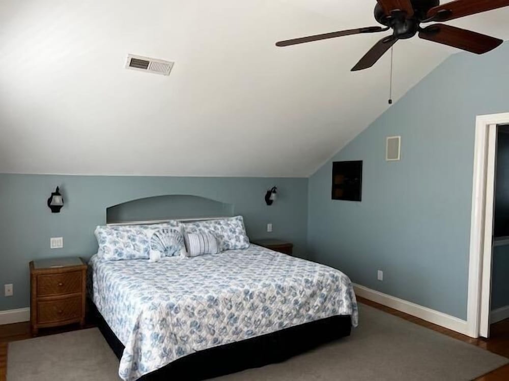 The Ocean House 6 Bedroom Home by RedAwning